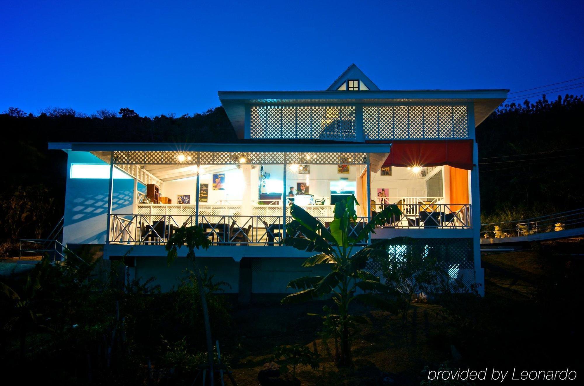 Half Moon Blue Hotel สการ์โบโร ภายนอก รูปภาพ