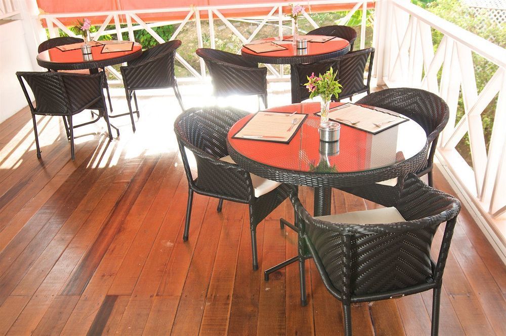 Half Moon Blue Hotel สการ์โบโร ภายนอก รูปภาพ