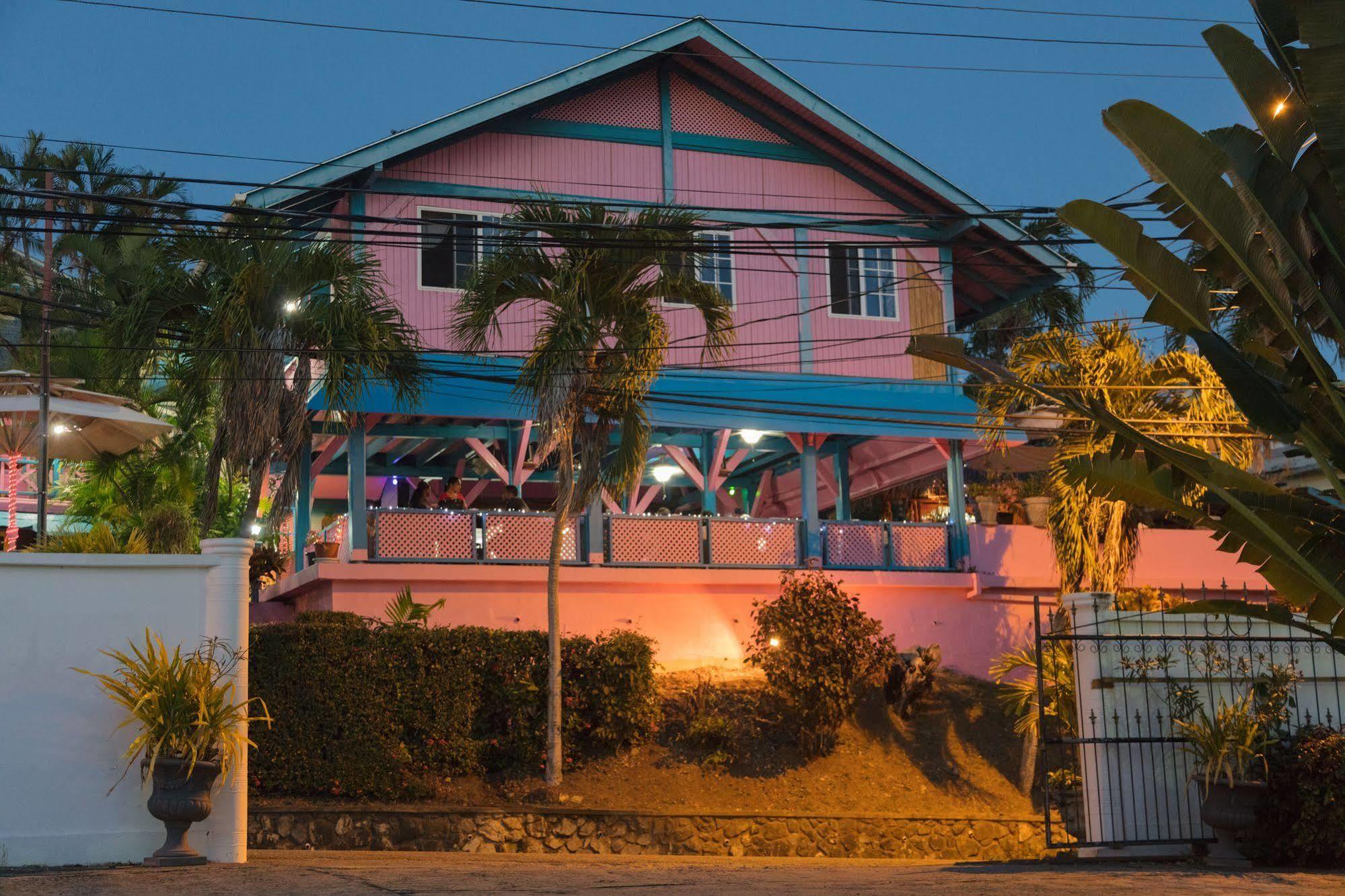 Half Moon Blue Hotel สการ์โบโร ภายนอก รูปภาพ