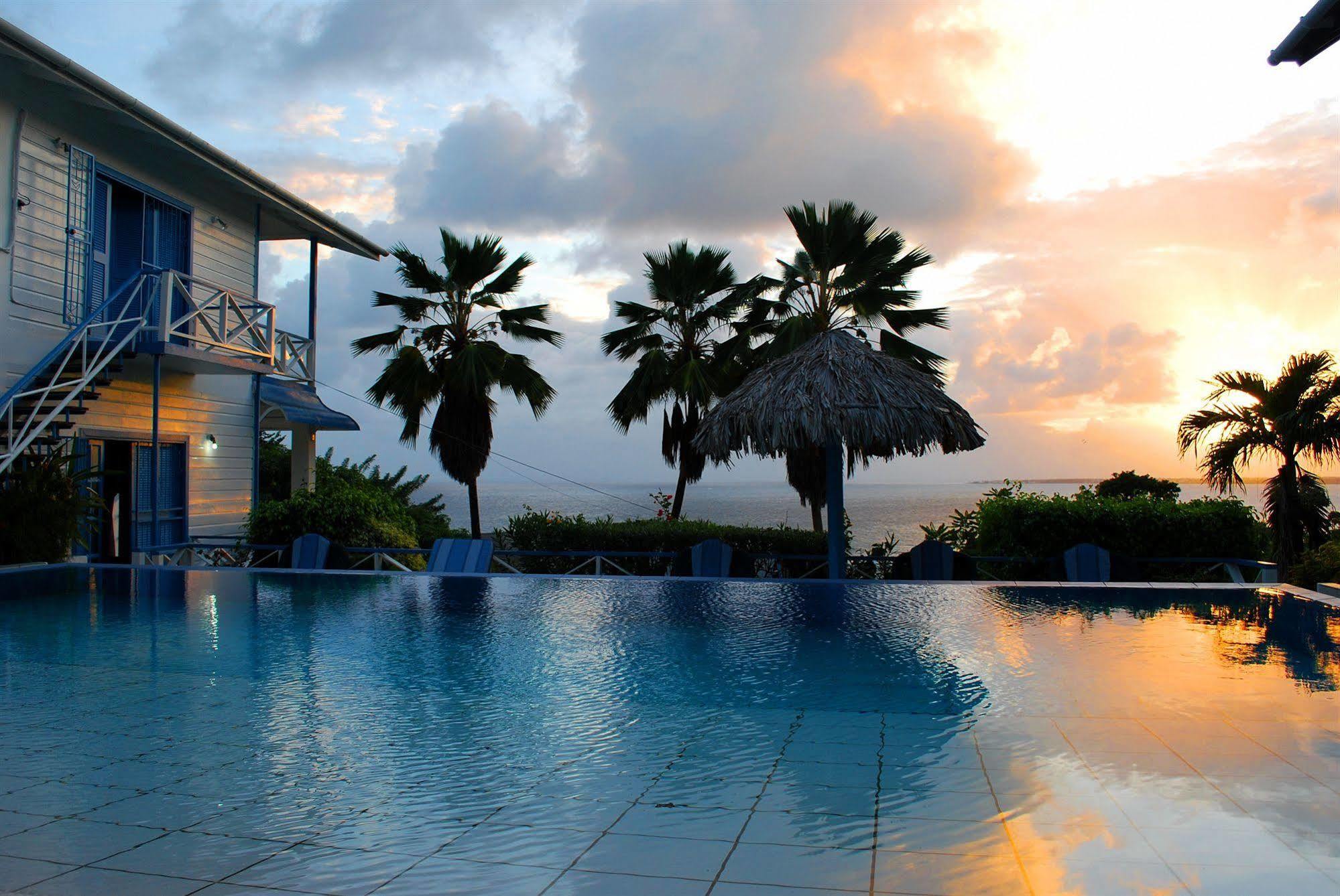 Half Moon Blue Hotel สการ์โบโร ภายนอก รูปภาพ