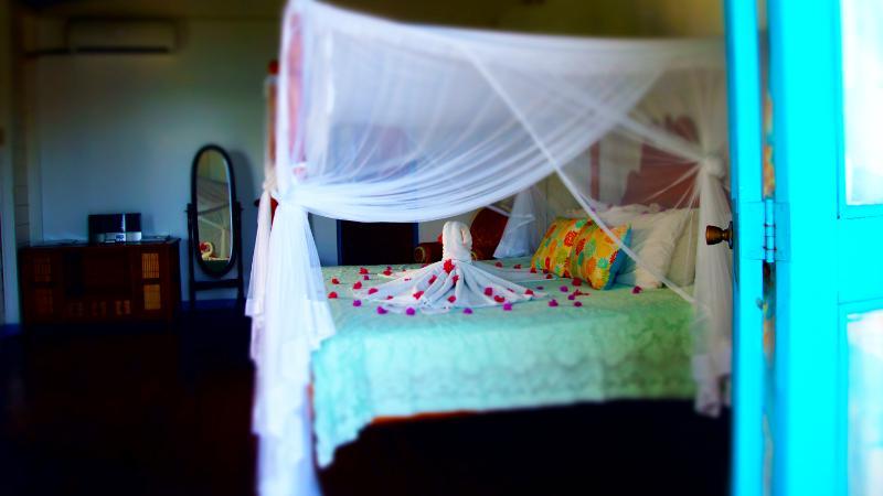 Half Moon Blue Hotel สการ์โบโร ภายนอก รูปภาพ